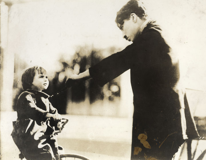 Chaplin ensaya con Jackie Coogan una de las escenas de "El chico"